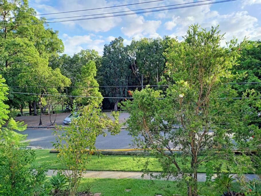 Quiet Private Cozy 3bdrm Free Parking Holiday home *