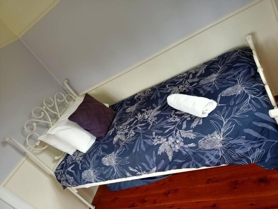 Quiet Private Cozy 3bdrm Free Parking Holiday home *