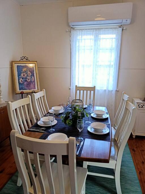 Quiet Private Cozy 3bdrm Free Parking Holiday home *